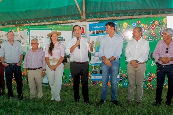 Valdés encabezó el primer remate de pequeños productores en Ituzaingó
