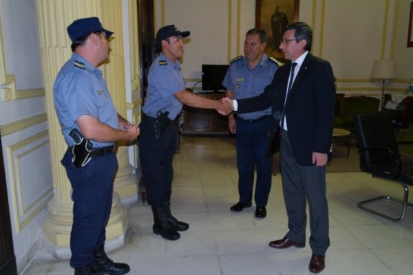 Suboficiales de Policía devolvieron dinero caído a un trabajador