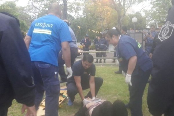 Policías rescataron con vida a una mujer que se arrojó al río
