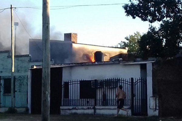 Corte de energía generó un sorpresivo incendio en una casa