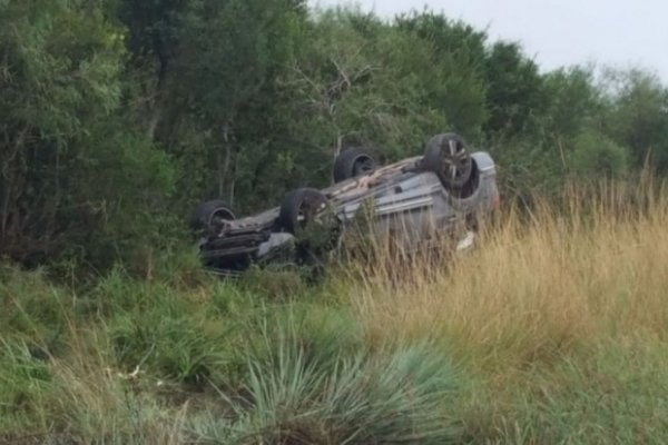 Tres heridos tras despiste y vuelco de una camioneta en ruta 12