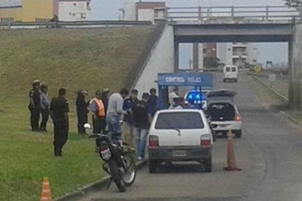 Puente Interprovincial: Conductor evadió un control y abandonó su auto con 100 kilos de marihuana