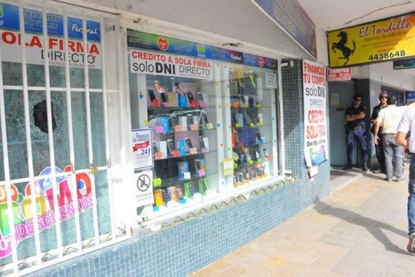 Sustrajeron celulares de un local comercial en pleno centro capitalino