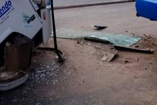 Camión sin frenos impactó contra un colectivo