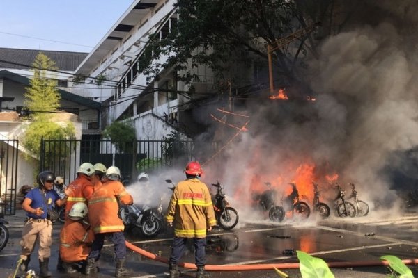 Más de una decena de muertos  por ataques a iglesias en Indonesia