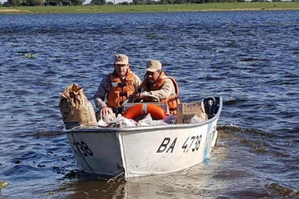 Prefectura asiste a la comunidad afectada por la crecida del Paraná