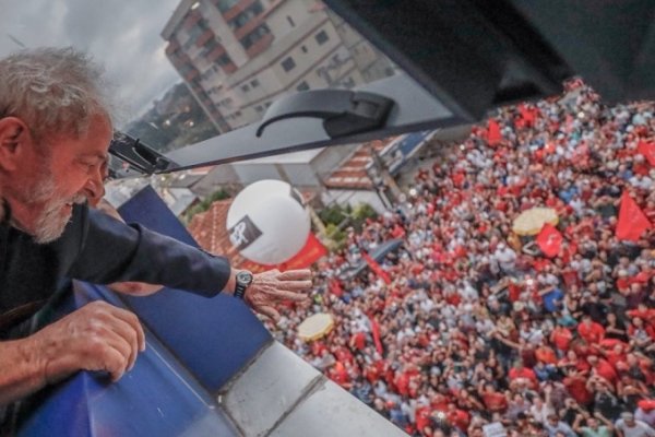 Lula lidera todos los escenarios para volver a ser presidente a pesar de estar preso