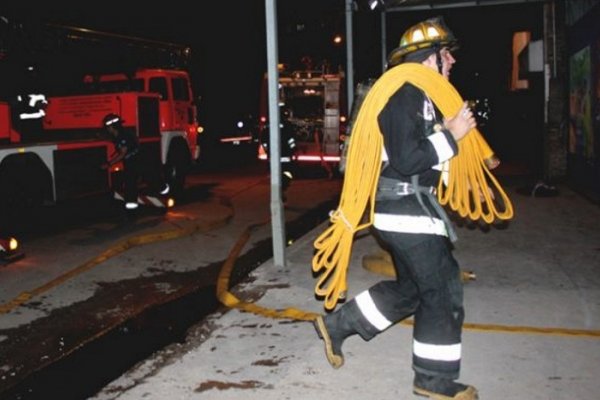 Bomberos rescataron a una anciana en medio del incendio de su vivienda del barrio Santa Teresita