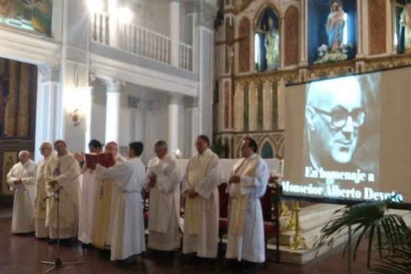 Monseñor Faifer animó a honrar la memoria del obispo Devoto con coherencia de vida