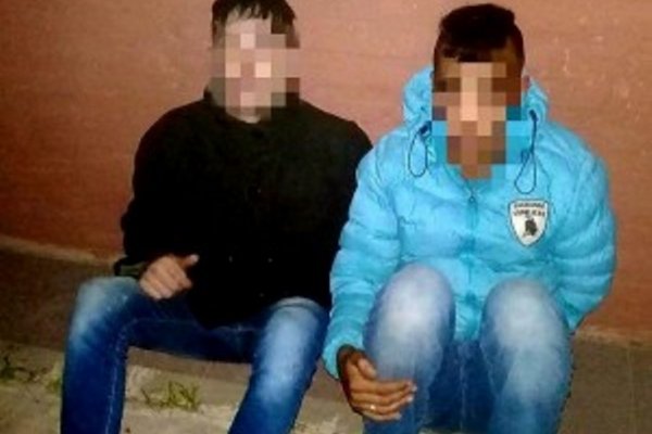 Probaban abrir puertas de casas: Dos demorados con antecedentes