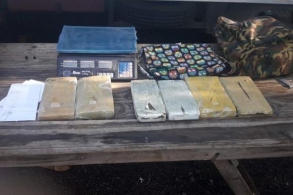 Detienen a dos mujeres que transportaban droga