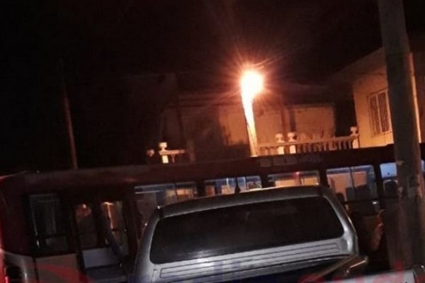 Fuerte choque entre colectivo urbano y una camioneta