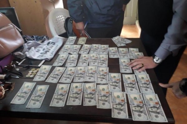 Santa Lucía: Detuvieron a una peruana con dólares falsos