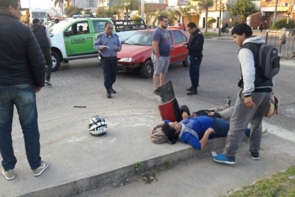 Colisión entre una moto y un auto generó caos vehicular en avenida Ferré