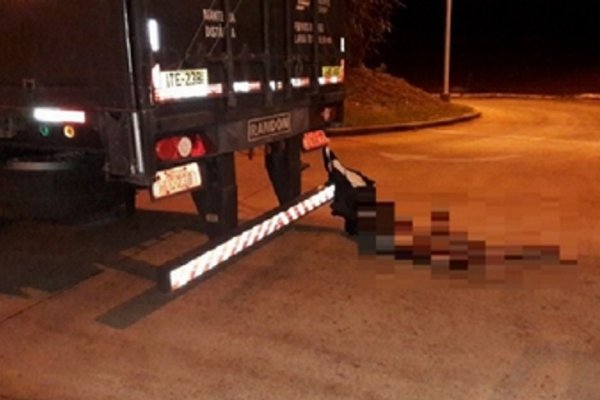 Camión chocó a un hombre y arrastró el cadáver 40 kilómetros