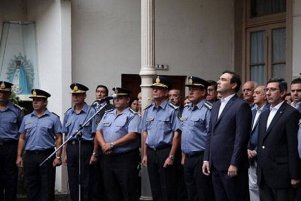El Gobernador firmó los ascensos para más de mil Policías