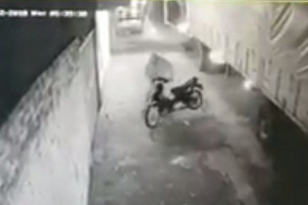 Cámaras de seguridad captaron al camionero desenganchando la moto tras arrollar a la enfermera