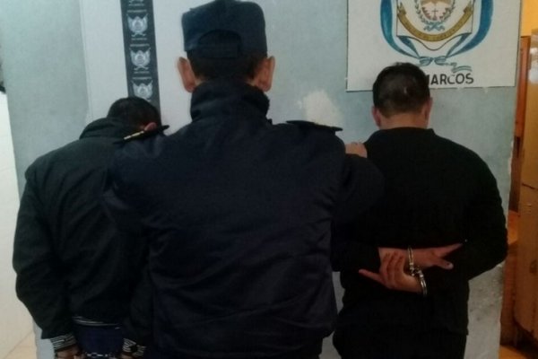 Detienen a delincuentes por asaltar con un hacha a dos jóvenes