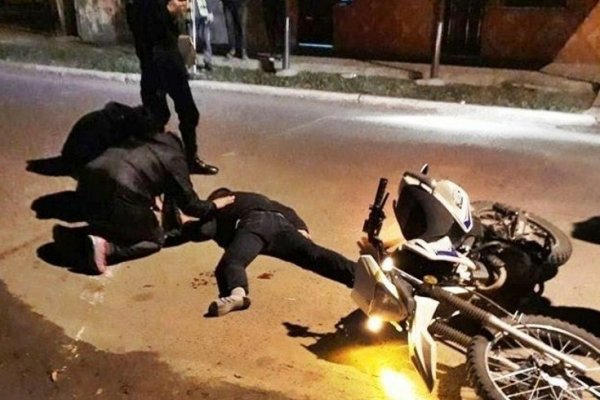 Motociclista alcoholizado iba con su hijo de 2 años y atropelló a un auto estacionado