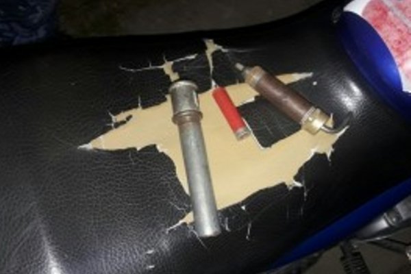 Arrestan a dos sujetos que circulaban en moto con una tumbera