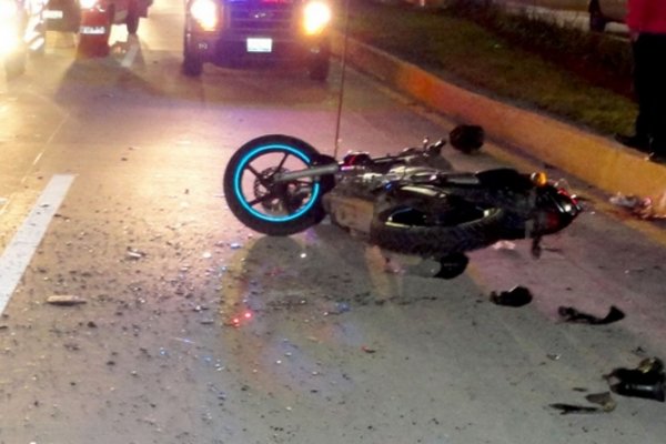 Motociclista murió al derrapar y chocar contra un cartel en avenida Libertad