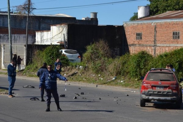 Mujer herida tras colisión entre dos autos por avenida Teniente Ibáñez