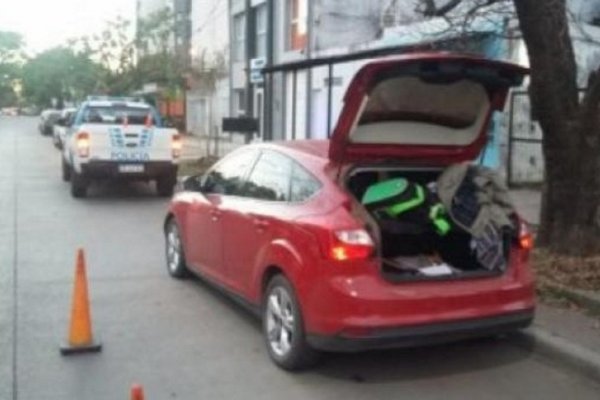 Resistencia: Intentó ayudar a un joven descompuesto y le terminaron robando el auto
