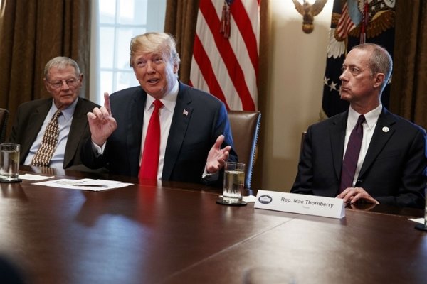 Trump firmó un decreto para poner fin a su política de separación de familias