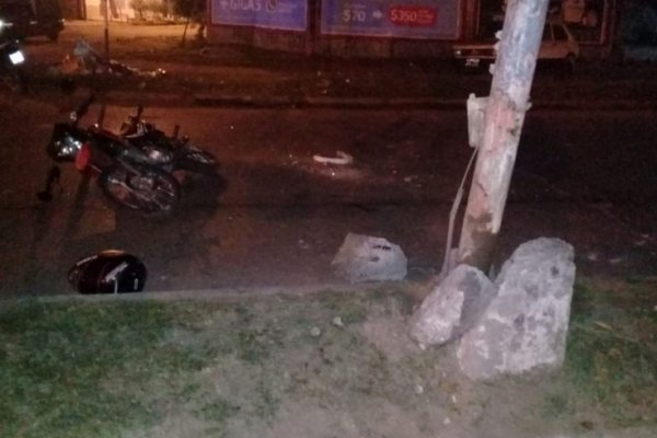Motociclista se estampilló contra una columna de alumbrado público