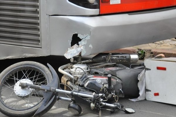 Motociclista se salvó de milagro al impactar contra un colectivo