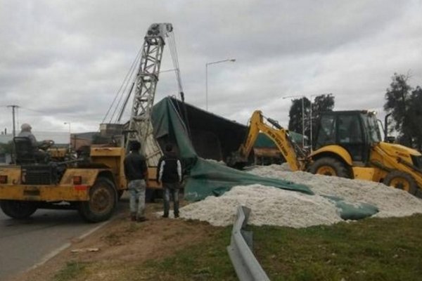 Volcó un camión con semillas de algodón en la rotonda de Sáenz Peña
