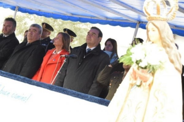 El gobernador Valdés y la intendente Sánchez juntos en los festejos por la fundación de Mercedes