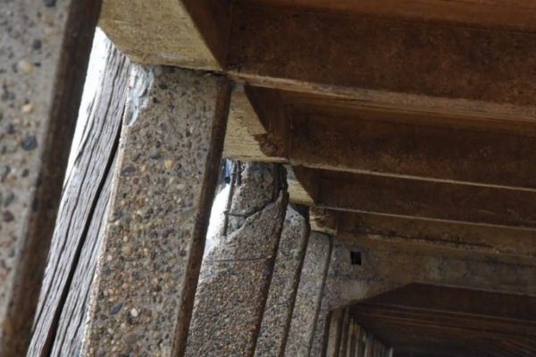 El muelle colisionado por una barcaza seguirá inhabilitado