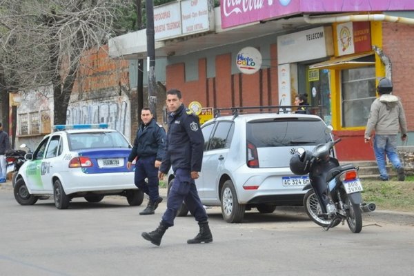 Robaron un auto y lo dejaron abandonado frente al Mercado