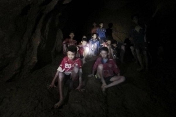 Tailandia: dos de los chicos que quedaron atrapados en una cueva hace 15 días fueron rescatados