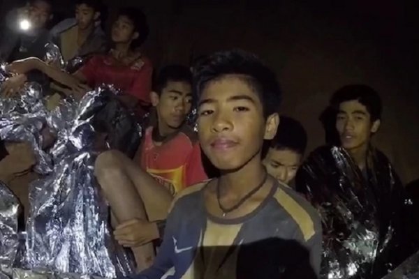 Rescataron a los primeros cuatro niños miembros del grupo atrapado en una cueva en Tailandia