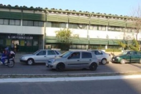 A punta de pistola, dos delincuentes robaron un auto frente a la escuela Leloir