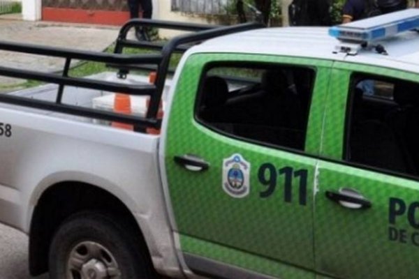 Ciclista interceptada por un delincuente, perdió la estabilidad y fue a parar contra un colectivo