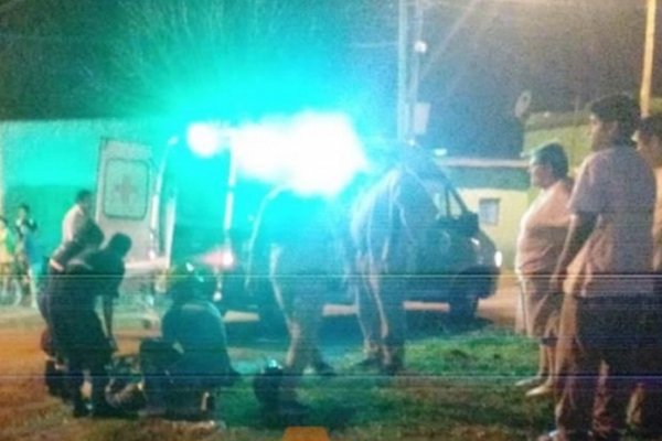 El casco le salvó la vida: motociclista fue embestido por otro y sobrevivió