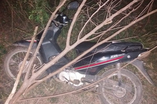 Recuperaron una moto robada y abandonada entre malezas