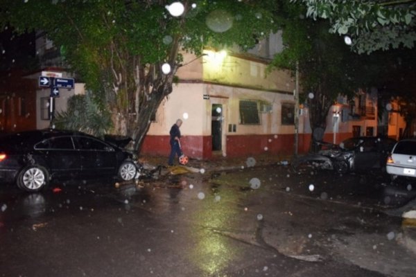 Automóvil chocó de frente a otro y terminó incrustado contra un árbol en zona céntrica