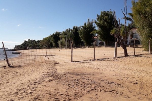 Paso de la Patria: privados alambraron la costa y los vecinos explotaron de bronca