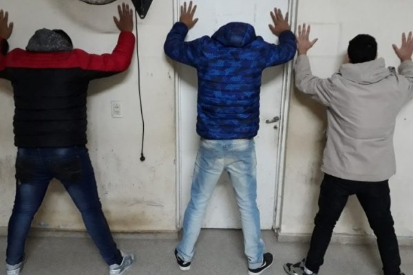 Tres demorados al evadir un control de la Policía en el barrio Quilmes
