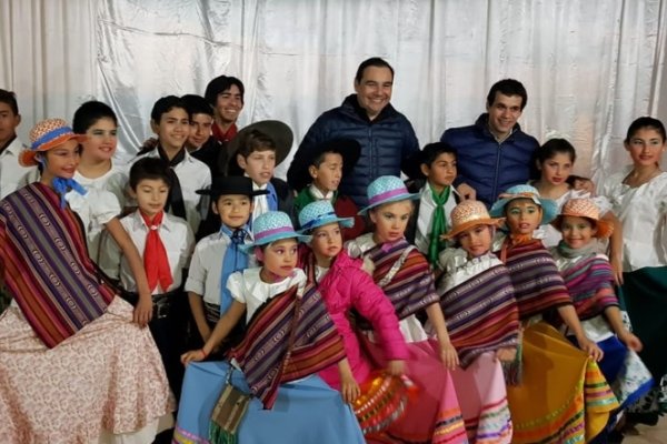 El gobernador Valdés acompañó al pueblo de Santa Ana en el inicio de su fiesta patronal