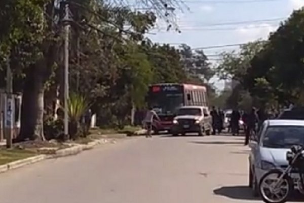 Colectivo subió a la vereda, atropelló y mató a una mujer embarazada en Chaco