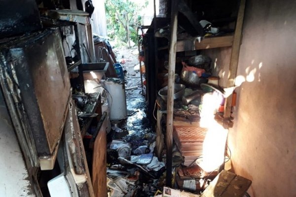 Feroz incendio consumió una vivienda en el Quinta Ferré y dejó varios heridos
