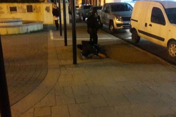 Persecución en pleno microcentro: detienen a dos arrebatadores que le robaron el celular a una mujer