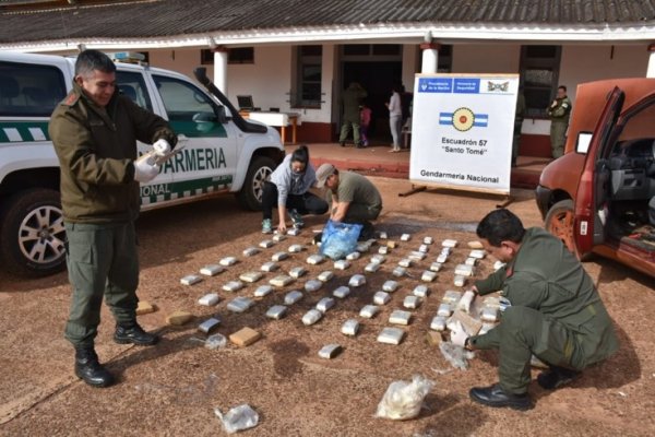 Santo Tomé: Gendarmería detuvo a cuatro paraguayos que llevaban 31 kilos de marihuana