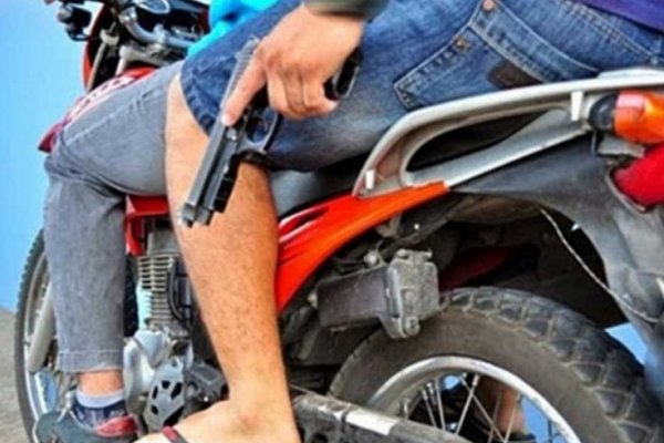 Motochorros golpearon y dejaron desvanecida a una estudiante