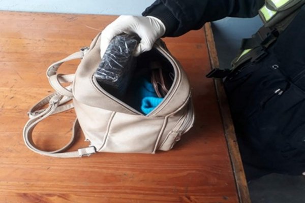 Virasoro: Decomisan tres paquetes de marihuana en una mochila